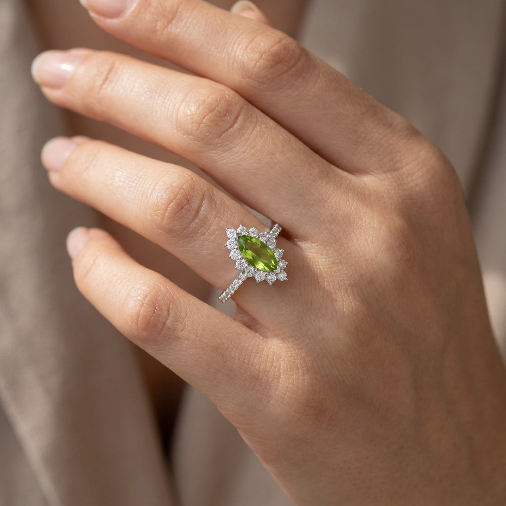 Anel em Ouro Cravejados com Diamantes Brancos e Peridoto