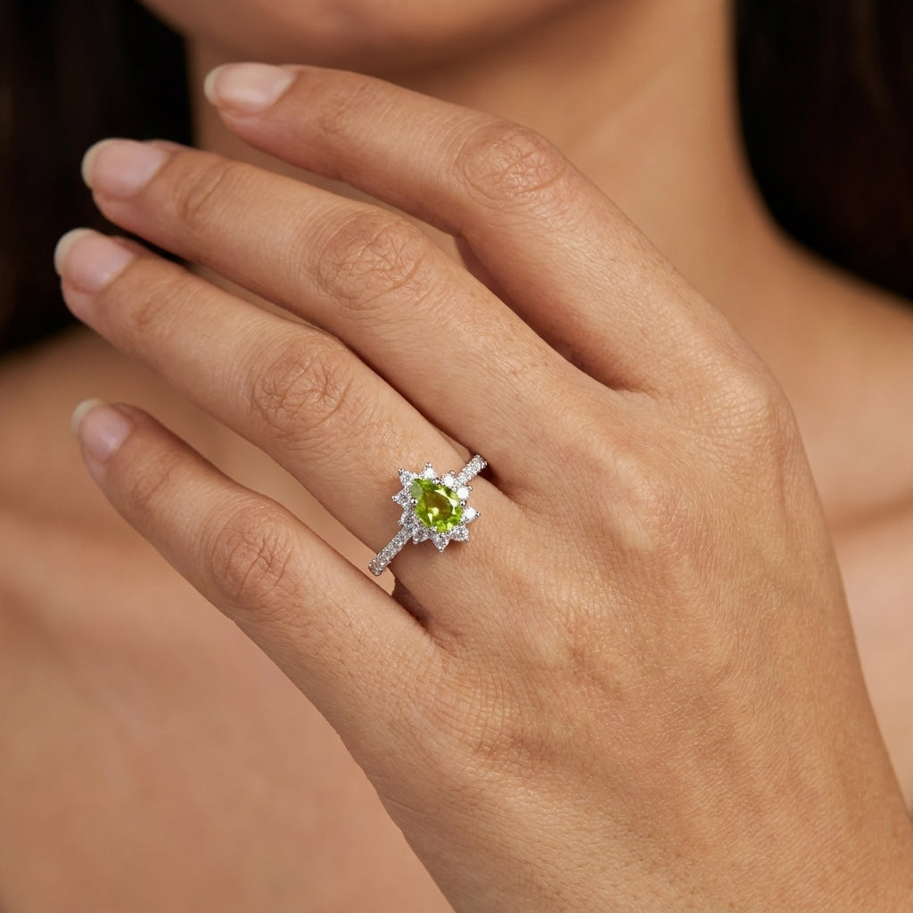Anel em Ouro Oval Cravejado com Diamantes Brancos e Peridoto