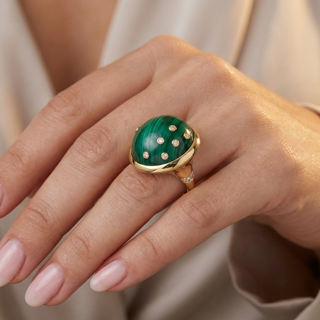 Anel em Ouro com Malaquita Cabochon  Laços que Curam