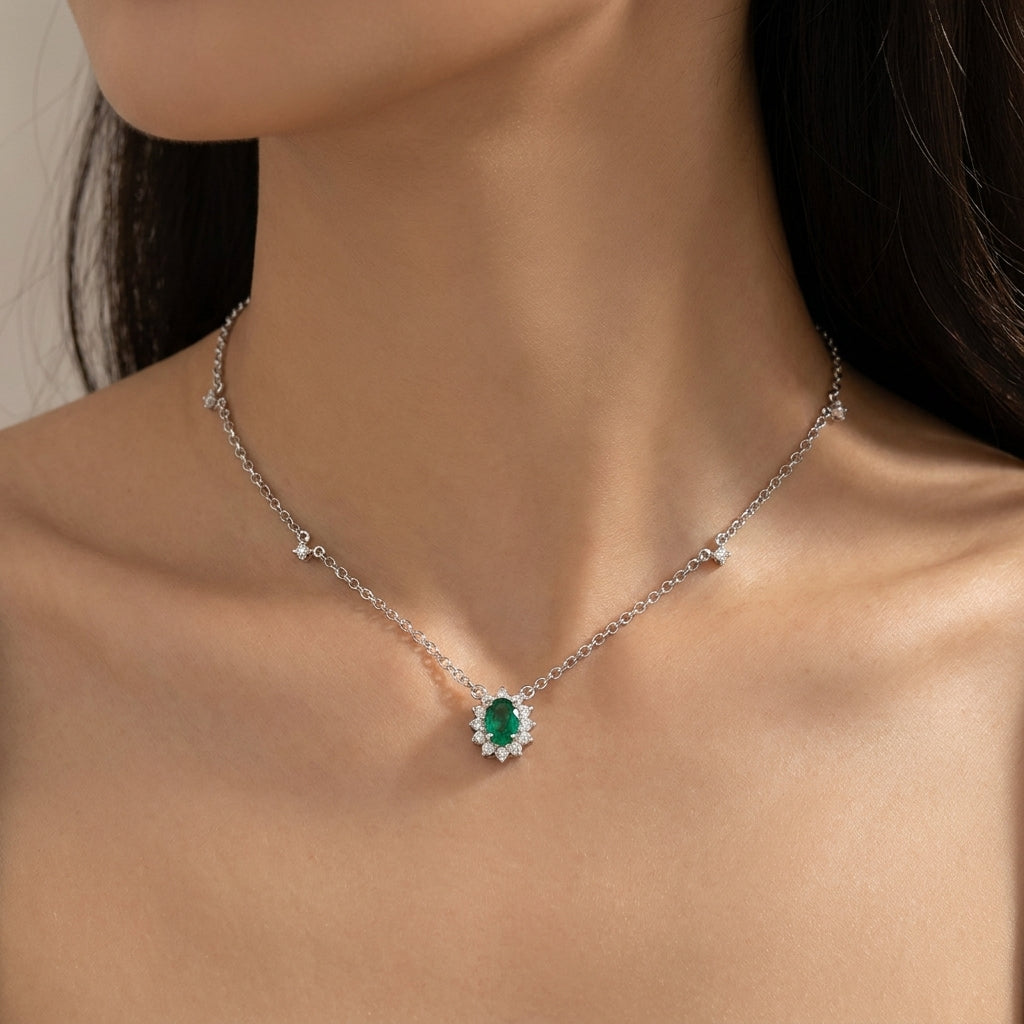 Gargantilha em Ouro Oval Cravejada com Diamantes Brancos e Esmeralda