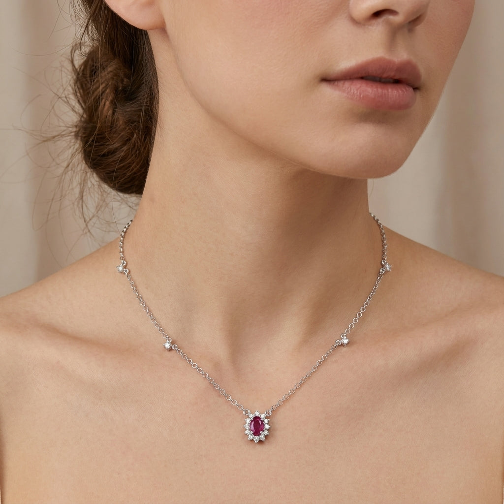 Gargantilha em Ouro Oval Cravejada com Diamantes Brancos e Rubi Oval No Centro