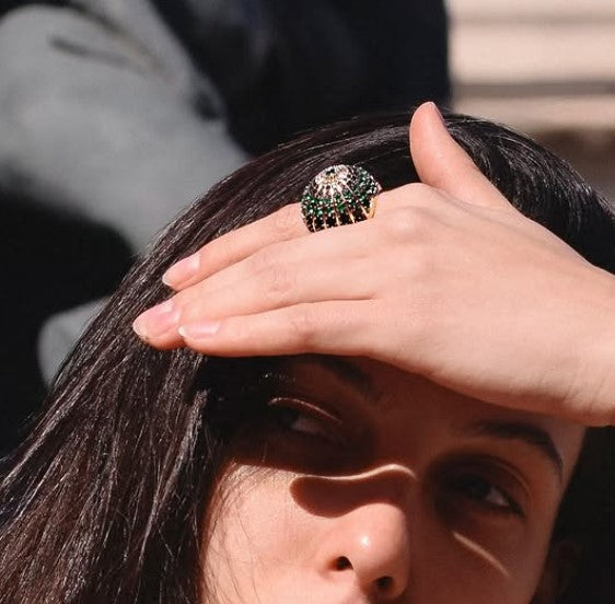 Anel em Ouro com Diamantes Negros e Esmeralda Paris La Belle
